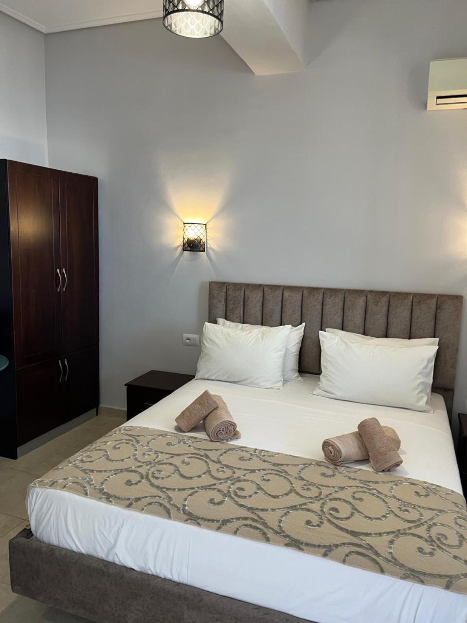 Bluemoon Suites Sarandë Buitenkant foto